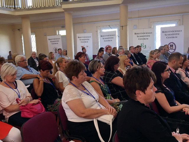 A szakképzési intézményrendszer átfogó fejlesztése 11